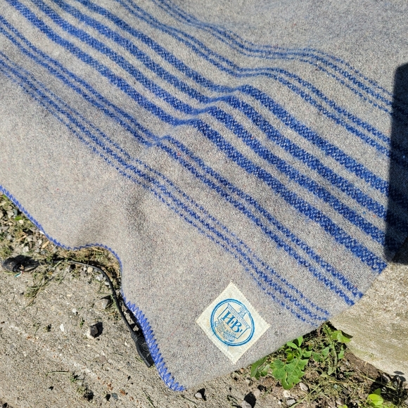 vintage 1950s 100% wool blanket, Horn Brothers, made in Canada, grey blue stripe - Picture 4 of 8